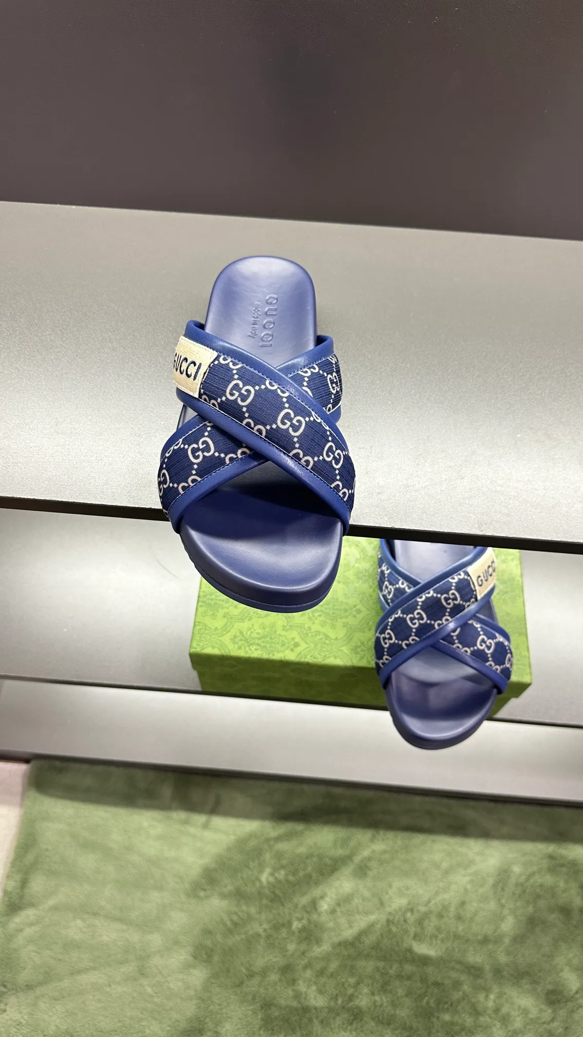 [G Family Couple Style] P: 300💰Female size 36~40 Men's size 39~45, (46. Custom-made Unisex GG slippers This slipper is made of GG polyester fiber and is decorated with a Gucci label on the front, adding a striking logo feel to the style. Beige GG recycled polyester fiber Unisex leather trim "Gucci Made in Italy" embroidered label Rubber sole Flat Made in Italy